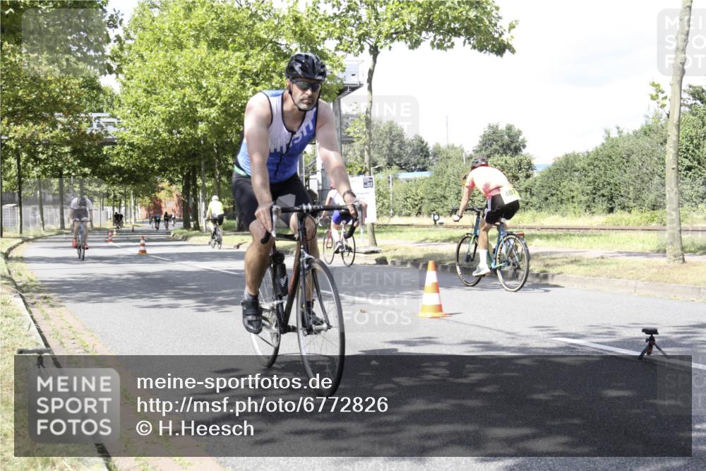 11.08.2024 - GEWOBA Citytriathlon Bremen H.Heesch http://msf.ph/oto/6772826 11.08.2024 13:17:30 Radfahren 243, 412, 424, 429, 463, 483, 488, 548, 553, 594, 611 meine-sportfotos.de