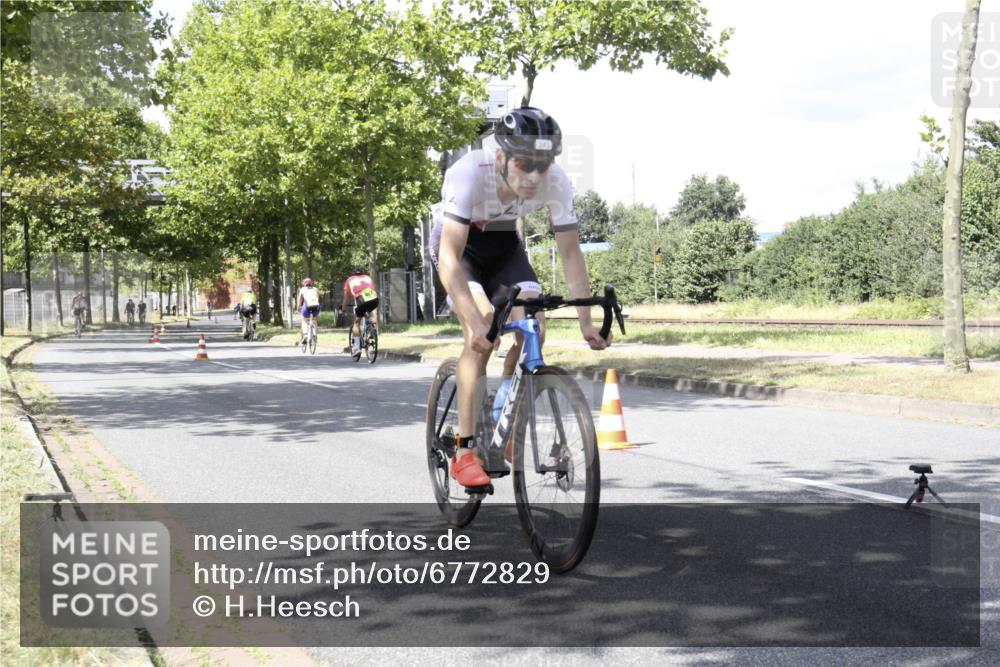 11.08.2024 - GEWOBA Citytriathlon Bremen H.Heesch http://msf.ph/oto/6772829 11.08.2024 13:17:32 Radfahren 243, 412, 424, 429, 463, 483, 488, 548, 553, 594, 611 meine-sportfotos.de