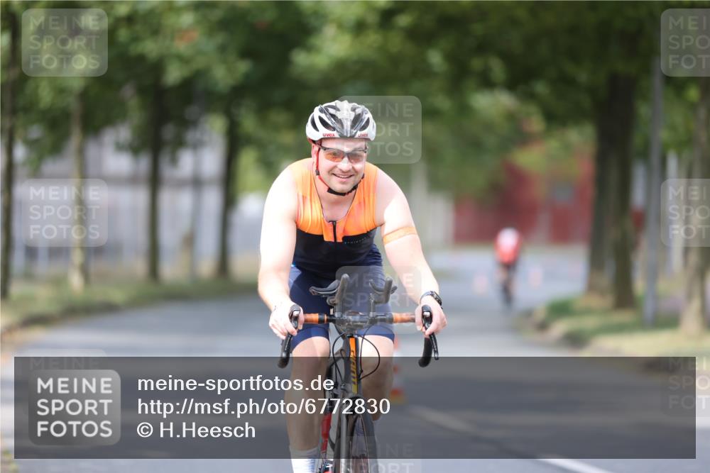 11.08.2024 - GEWOBA Citytriathlon Bremen H.Heesch http://msf.ph/oto/6772830 11.08.2024 11:39:04 Radfahren 821 meine-sportfotos.de