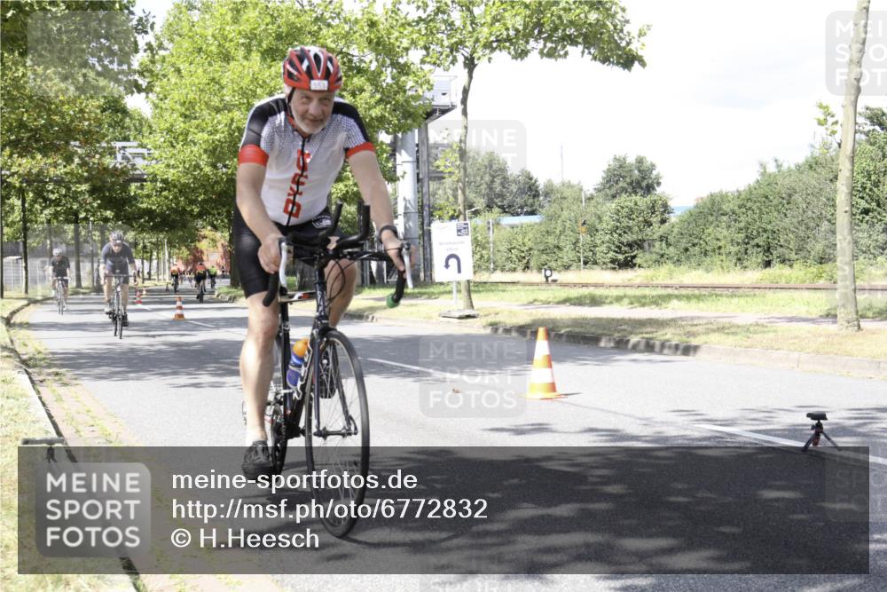 11.08.2024 - GEWOBA Citytriathlon Bremen H.Heesch http://msf.ph/oto/6772832 11.08.2024 13:17:37 Radfahren 243, 403, 412, 429, 483, 548, 553, 611, 699, 725 meine-sportfotos.de
