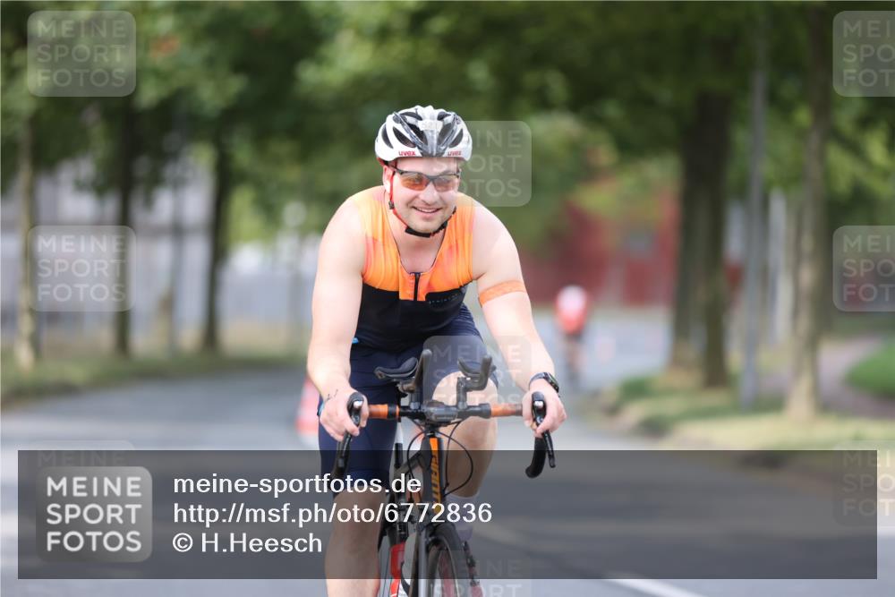11.08.2024 - GEWOBA Citytriathlon Bremen H.Heesch http://msf.ph/oto/6772836 11.08.2024 11:39:04 Radfahren 821 meine-sportfotos.de
