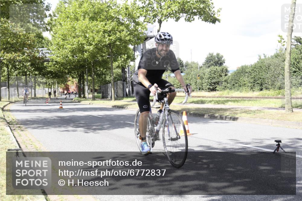 11.08.2024 - GEWOBA Citytriathlon Bremen H.Heesch http://msf.ph/oto/6772837 11.08.2024 13:17:40 Radfahren 243, 403, 412, 429, 548, 553, 580, 699, 725 meine-sportfotos.de