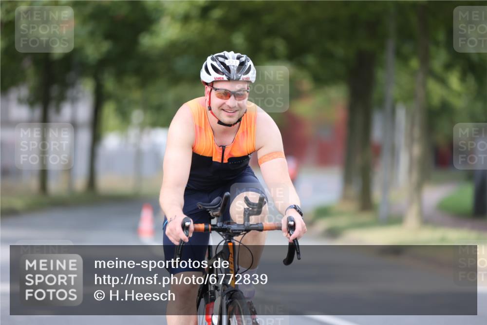 11.08.2024 - GEWOBA Citytriathlon Bremen H.Heesch http://msf.ph/oto/6772839 11.08.2024 11:39:04 Radfahren 821 meine-sportfotos.de