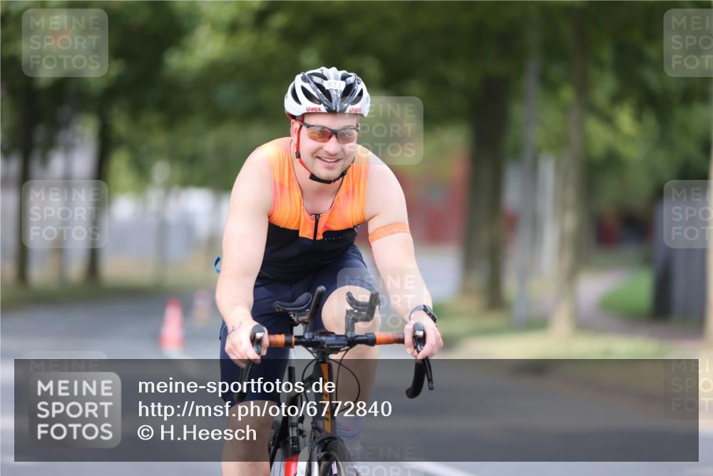 11.08.2024 - GEWOBA Citytriathlon Bremen H.Heesch http://msf.ph/oto/6772840 11.08.2024 11:39:04 Radfahren 821 meine-sportfotos.de