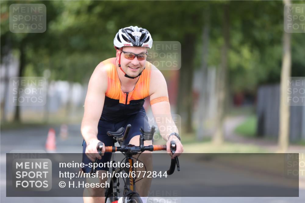 11.08.2024 - GEWOBA Citytriathlon Bremen H.Heesch http://msf.ph/oto/6772844 11.08.2024 11:39:04 Radfahren 821 meine-sportfotos.de