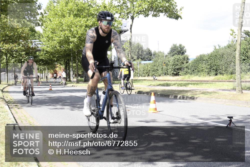 11.08.2024 - GEWOBA Citytriathlon Bremen H.Heesch http://msf.ph/oto/6772855 11.08.2024 13:17:56 Radfahren 320, 367, 369, 403, 522, 541, 559, 580, 615, 699, 725 meine-sportfotos.de