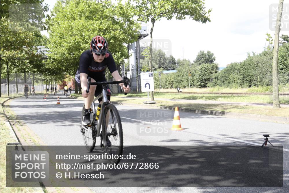 11.08.2024 - GEWOBA Citytriathlon Bremen H.Heesch http://msf.ph/oto/6772866 11.08.2024 13:18:01 Radfahren 320, 367, 369, 403, 522, 526, 535, 541, 559, 580, 615, 725 meine-sportfotos.de