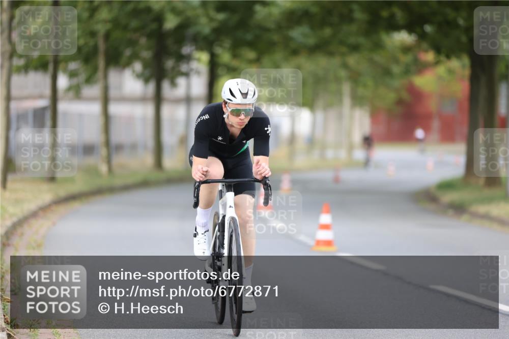 11.08.2024 - GEWOBA Citytriathlon Bremen H.Heesch http://msf.ph/oto/6772871 11.08.2024 11:39:27 Radfahren 782, 823 meine-sportfotos.de