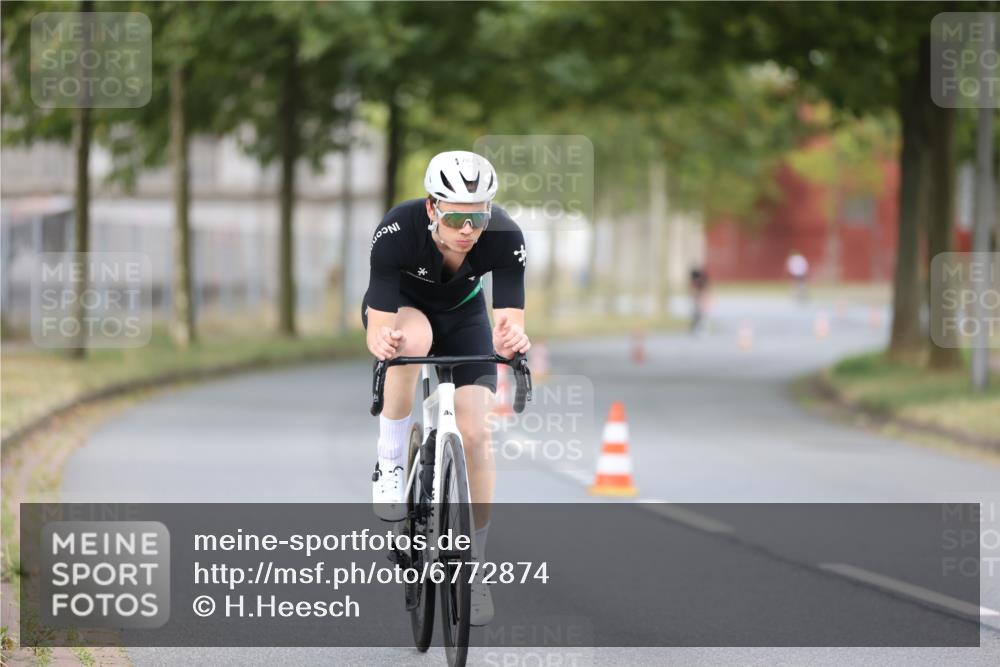 11.08.2024 - GEWOBA Citytriathlon Bremen H.Heesch http://msf.ph/oto/6772874 11.08.2024 11:39:27 Radfahren 782, 823 meine-sportfotos.de