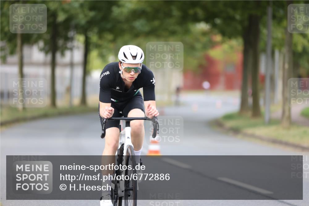 11.08.2024 - GEWOBA Citytriathlon Bremen H.Heesch http://msf.ph/oto/6772886 11.08.2024 11:39:27 Radfahren 782, 823 meine-sportfotos.de