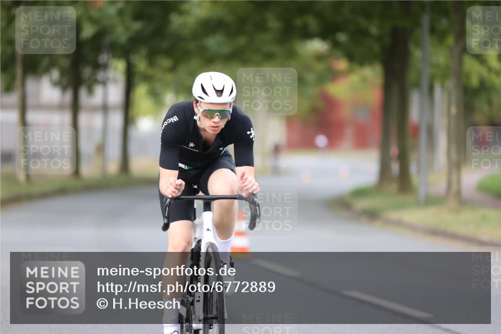 11.08.2024 - GEWOBA Citytriathlon Bremen H.Heesch http://msf.ph/oto/6772889 11.08.2024 11:39:27 Radfahren 782, 823 meine-sportfotos.de