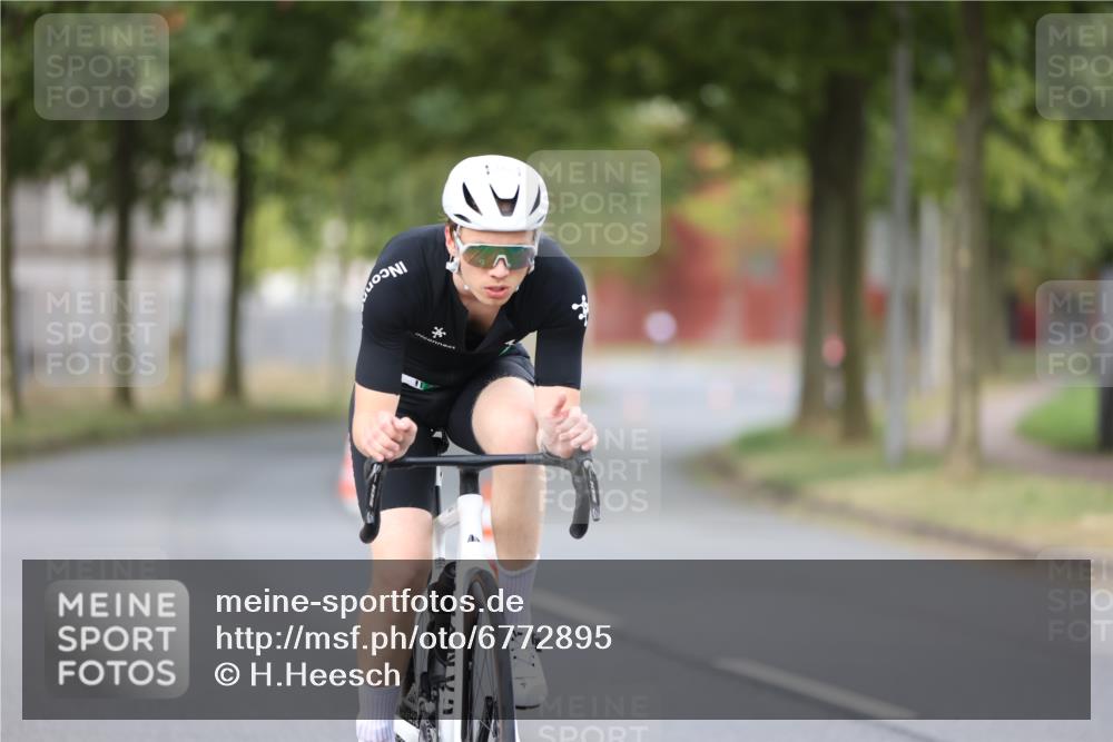 11.08.2024 - GEWOBA Citytriathlon Bremen H.Heesch http://msf.ph/oto/6772895 11.08.2024 11:39:27 Radfahren 782, 823 meine-sportfotos.de