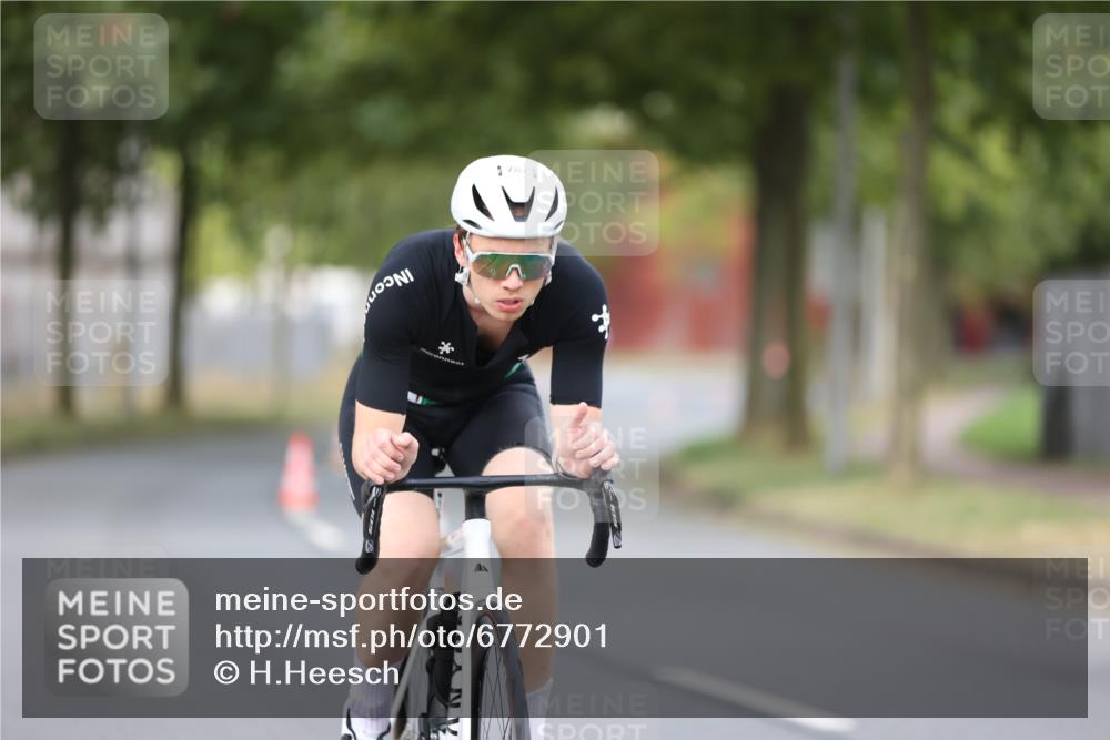 11.08.2024 - GEWOBA Citytriathlon Bremen H.Heesch http://msf.ph/oto/6772901 11.08.2024 11:39:27 Radfahren 782, 823 meine-sportfotos.de