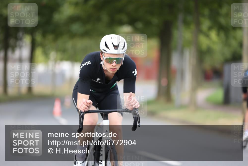11.08.2024 - GEWOBA Citytriathlon Bremen H.Heesch http://msf.ph/oto/6772904 11.08.2024 11:39:27 Radfahren 782, 823 meine-sportfotos.de