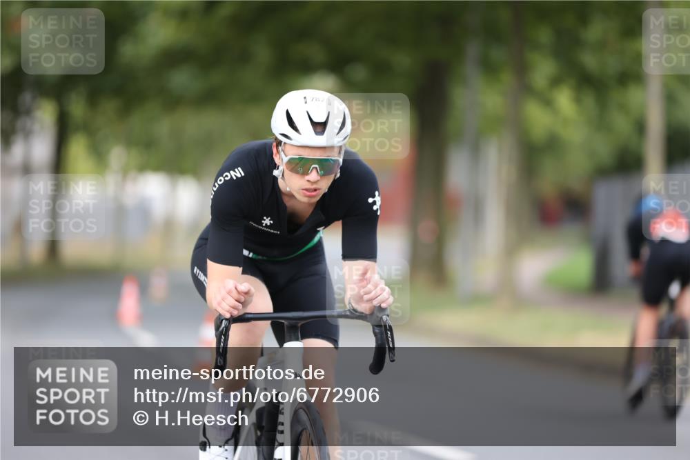 11.08.2024 - GEWOBA Citytriathlon Bremen H.Heesch http://msf.ph/oto/6772906 11.08.2024 11:39:27 Radfahren 782, 823 meine-sportfotos.de