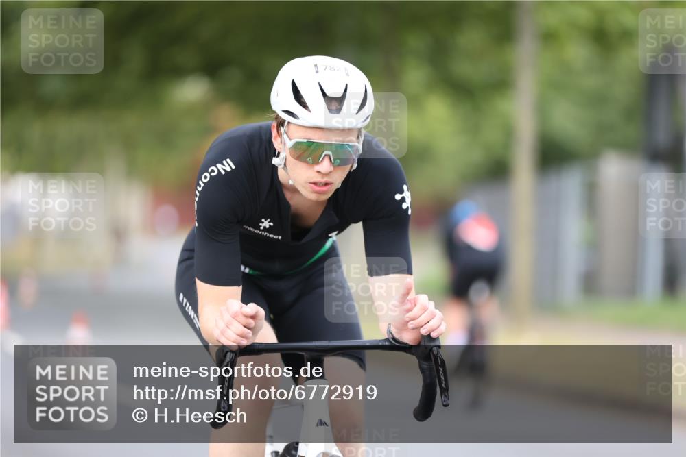 11.08.2024 - GEWOBA Citytriathlon Bremen H.Heesch http://msf.ph/oto/6772919 11.08.2024 11:39:28 Radfahren 782, 823 meine-sportfotos.de