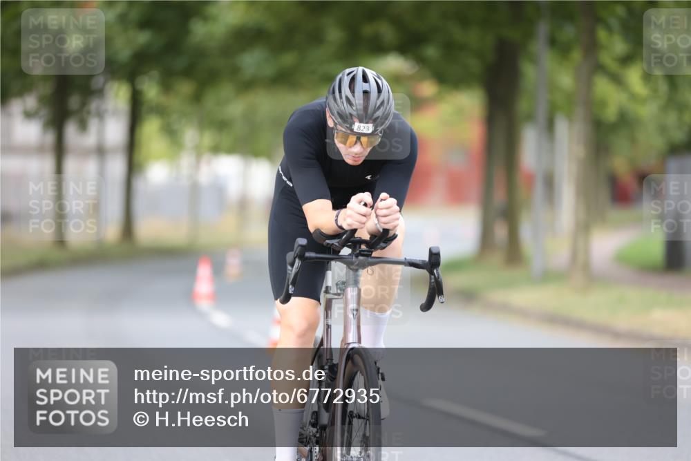 11.08.2024 - GEWOBA Citytriathlon Bremen H.Heesch http://msf.ph/oto/6772935 11.08.2024 11:39:36 Radfahren 782, 823 meine-sportfotos.de
