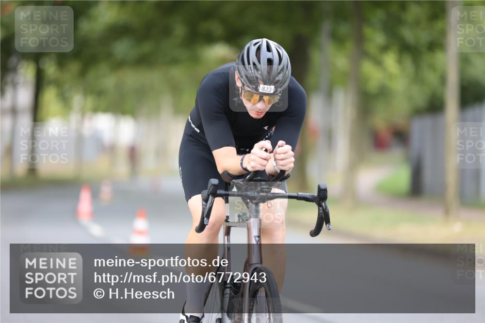 11.08.2024 - GEWOBA Citytriathlon Bremen H.Heesch http://msf.ph/oto/6772943 11.08.2024 11:39:37 Radfahren 782, 823 meine-sportfotos.de