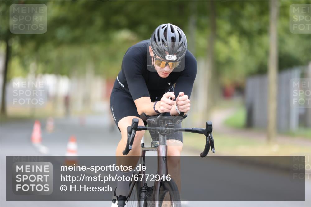 11.08.2024 - GEWOBA Citytriathlon Bremen H.Heesch http://msf.ph/oto/6772946 11.08.2024 11:39:37 Radfahren 782, 823 meine-sportfotos.de