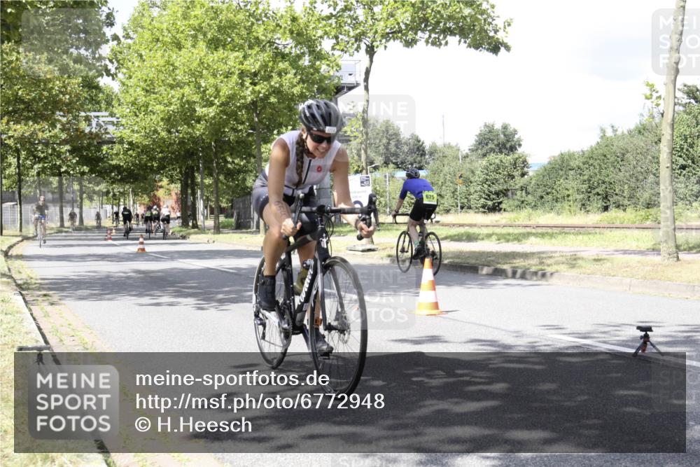 11.08.2024 - GEWOBA Citytriathlon Bremen H.Heesch http://msf.ph/oto/6772948 11.08.2024 13:19:14 Radfahren 357, 406, 416, 418, 493, 500, 552, 560, 573, 587, 604, 605, 654, 655, xxx meine-sportfotos.de