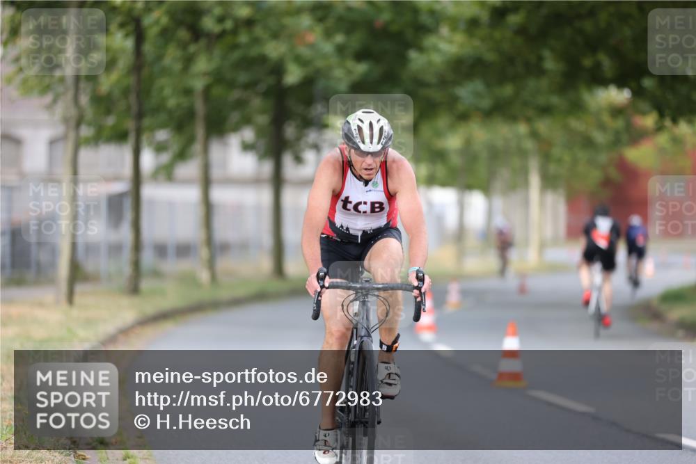 11.08.2024 - GEWOBA Citytriathlon Bremen H.Heesch http://msf.ph/oto/6772983 11.08.2024 11:39:45 Radfahren 807, 820, 823, 878 meine-sportfotos.de