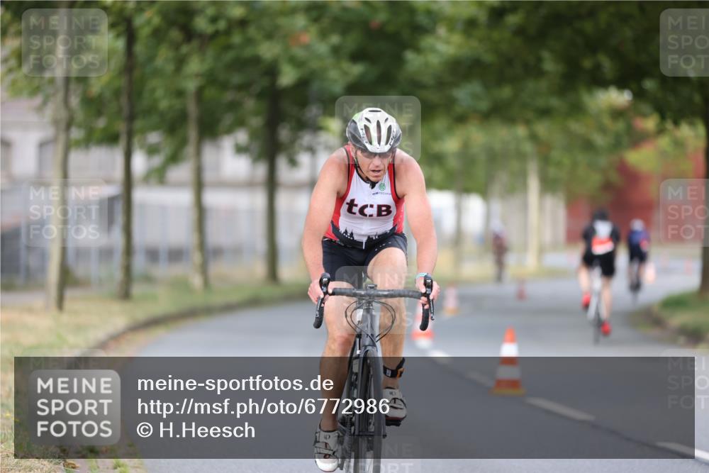 11.08.2024 - GEWOBA Citytriathlon Bremen H.Heesch http://msf.ph/oto/6772986 11.08.2024 11:39:45 Radfahren 807, 820, 823, 878 meine-sportfotos.de