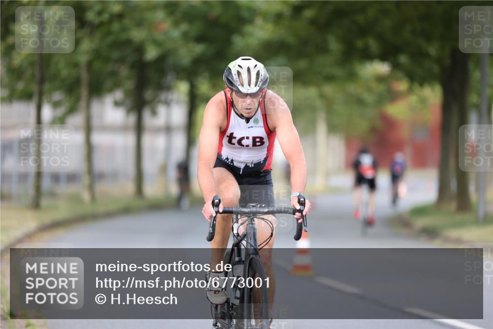 11.08.2024 - GEWOBA Citytriathlon Bremen H.Heesch http://msf.ph/oto/6773001 11.08.2024 11:39:45 Radfahren 807, 820, 823, 878 meine-sportfotos.de