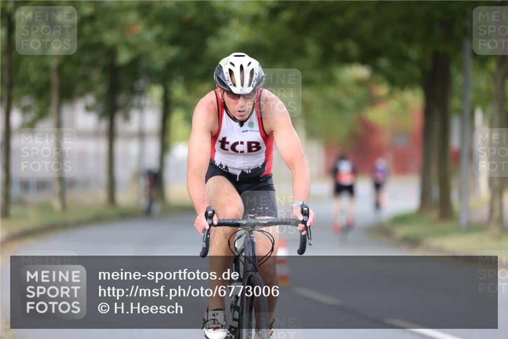 11.08.2024 - GEWOBA Citytriathlon Bremen H.Heesch http://msf.ph/oto/6773006 11.08.2024 11:39:46 Radfahren 807, 820, 823, 878 meine-sportfotos.de