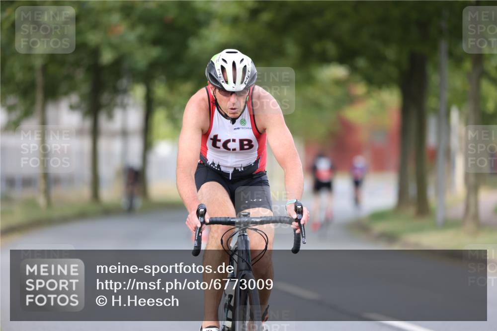 11.08.2024 - GEWOBA Citytriathlon Bremen H.Heesch http://msf.ph/oto/6773009 11.08.2024 11:39:46 Radfahren 807, 820, 823, 878 meine-sportfotos.de