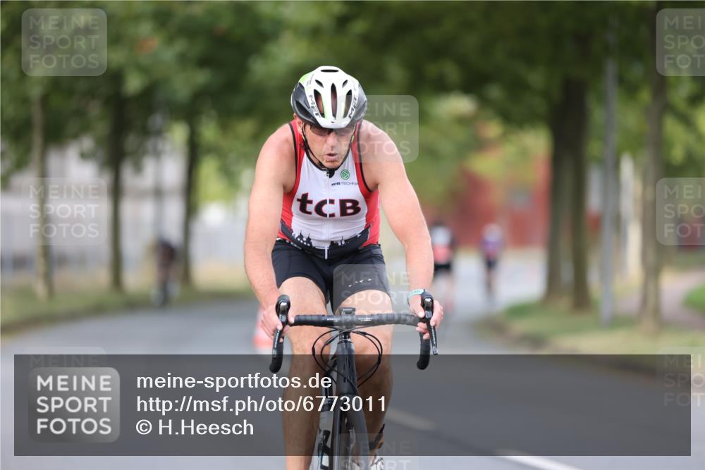 11.08.2024 - GEWOBA Citytriathlon Bremen H.Heesch http://msf.ph/oto/6773011 11.08.2024 11:39:46 Radfahren 807, 820, 823, 878 meine-sportfotos.de