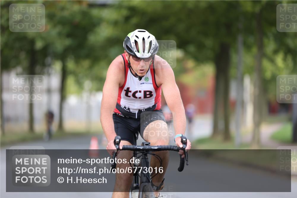 11.08.2024 - GEWOBA Citytriathlon Bremen H.Heesch http://msf.ph/oto/6773016 11.08.2024 11:39:46 Radfahren 807, 820, 823, 878 meine-sportfotos.de