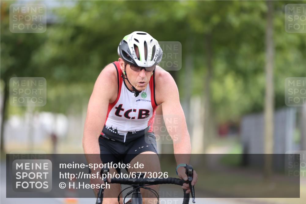 11.08.2024 - GEWOBA Citytriathlon Bremen H.Heesch http://msf.ph/oto/6773026 11.08.2024 11:39:46 Radfahren 807, 820, 823, 878 meine-sportfotos.de