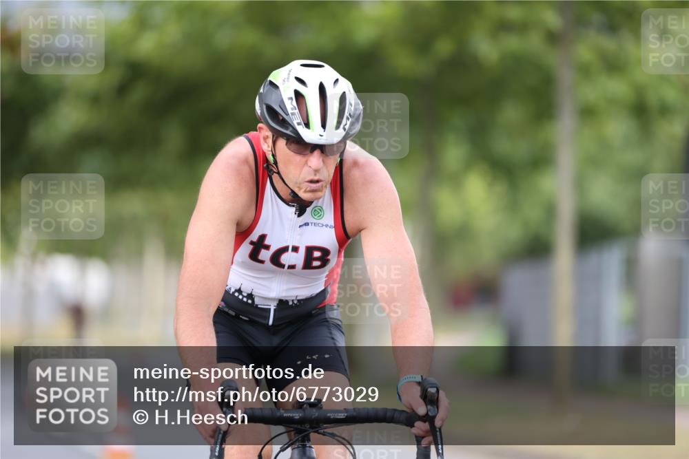 11.08.2024 - GEWOBA Citytriathlon Bremen H.Heesch http://msf.ph/oto/6773029 11.08.2024 11:39:46 Radfahren 807, 820, 823, 878 meine-sportfotos.de