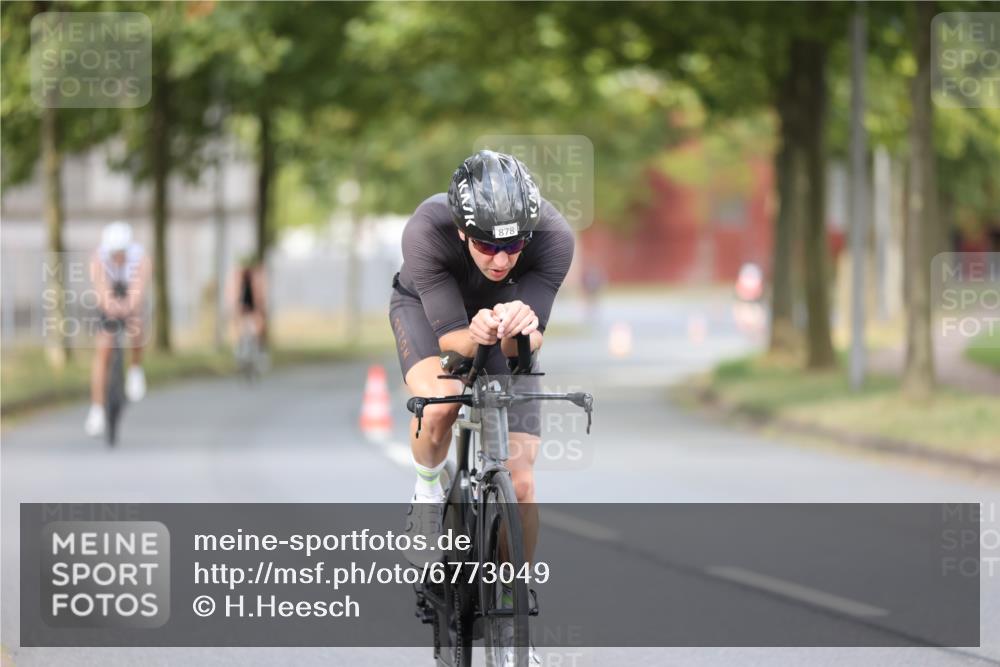 11.08.2024 - GEWOBA Citytriathlon Bremen H.Heesch http://msf.ph/oto/6773049 11.08.2024 11:39:51 Radfahren 807, 820, 878 meine-sportfotos.de