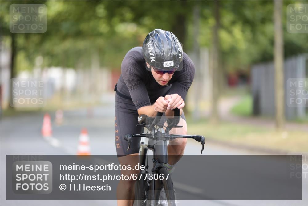 11.08.2024 - GEWOBA Citytriathlon Bremen H.Heesch http://msf.ph/oto/6773067 11.08.2024 11:39:51 Radfahren 807, 820, 878 meine-sportfotos.de