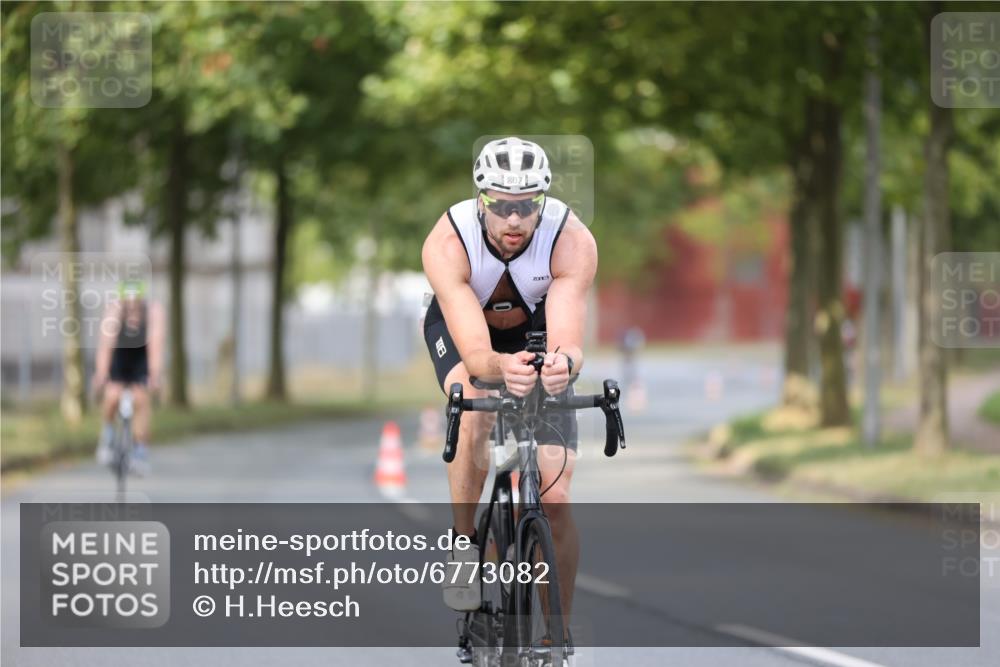 11.08.2024 - GEWOBA Citytriathlon Bremen H.Heesch http://msf.ph/oto/6773082 11.08.2024 11:39:54 Radfahren 744, 807, 820, 878 meine-sportfotos.de