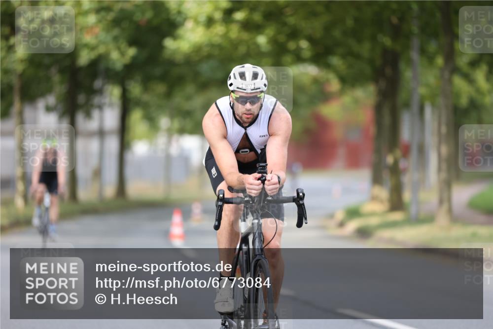 11.08.2024 - GEWOBA Citytriathlon Bremen H.Heesch http://msf.ph/oto/6773084 11.08.2024 11:39:54 Radfahren 744, 807, 820, 878 meine-sportfotos.de