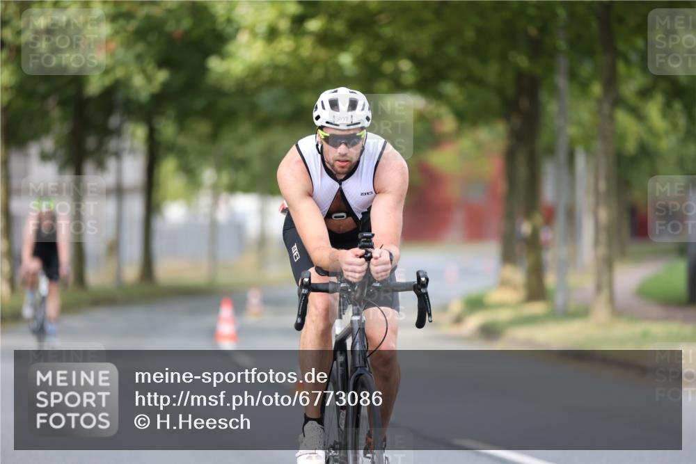 11.08.2024 - GEWOBA Citytriathlon Bremen H.Heesch http://msf.ph/oto/6773086 11.08.2024 11:39:54 Radfahren 744, 807, 820, 878 meine-sportfotos.de