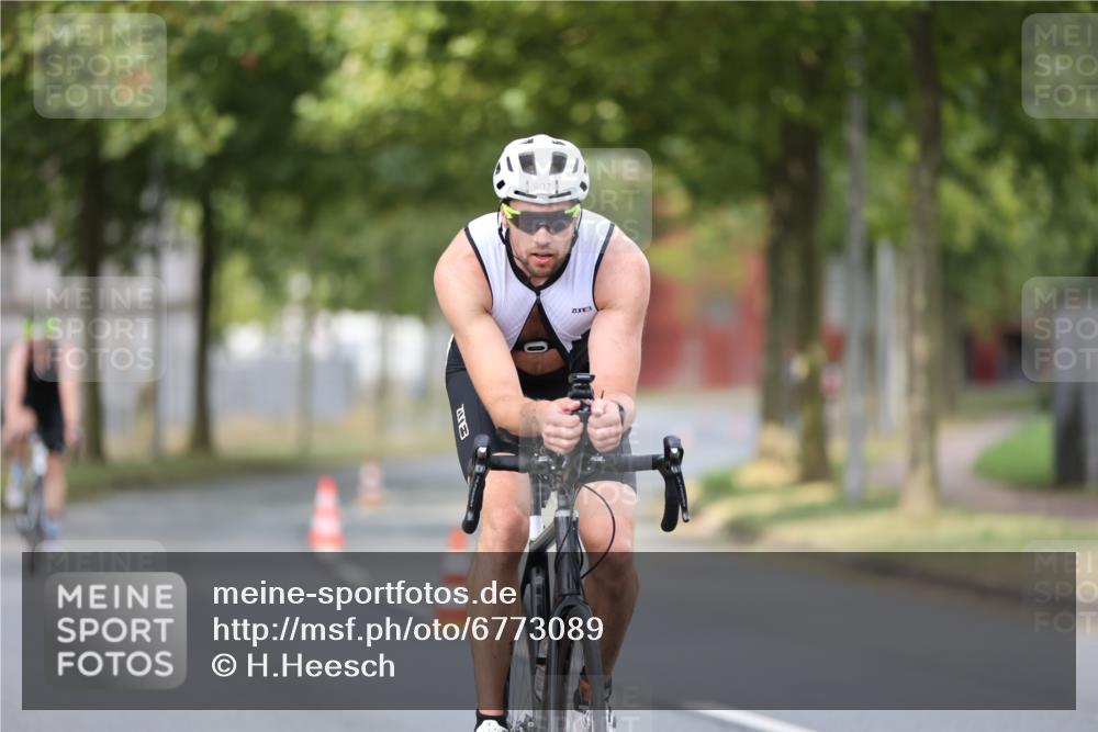 11.08.2024 - GEWOBA Citytriathlon Bremen H.Heesch http://msf.ph/oto/6773089 11.08.2024 11:39:54 Radfahren 744, 807, 820, 878 meine-sportfotos.de