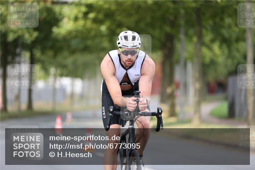 11.08.2024 - GEWOBA Citytriathlon Bremen H.Heesch http://msf.ph/oto/6773095 11.08.2024 11:39:54 Radfahren 744, 807, 820, 878 meine-sportfotos.de