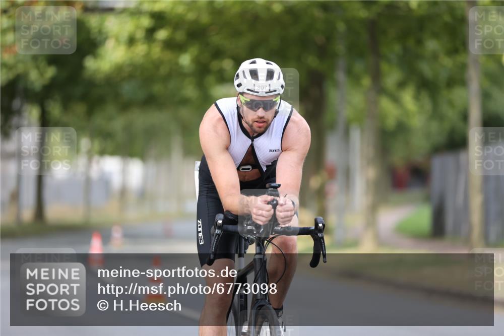 11.08.2024 - GEWOBA Citytriathlon Bremen H.Heesch http://msf.ph/oto/6773098 11.08.2024 11:39:54 Radfahren 744, 807, 820, 878 meine-sportfotos.de