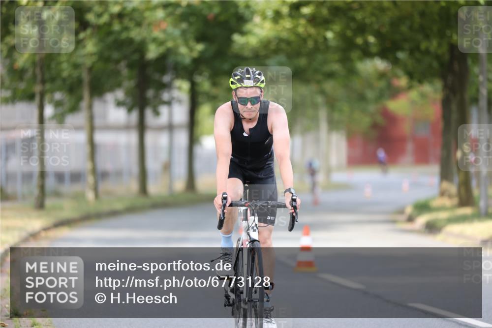 11.08.2024 - GEWOBA Citytriathlon Bremen H.Heesch http://msf.ph/oto/6773128 11.08.2024 11:39:56 Radfahren 744, 807, 820, 878 meine-sportfotos.de
