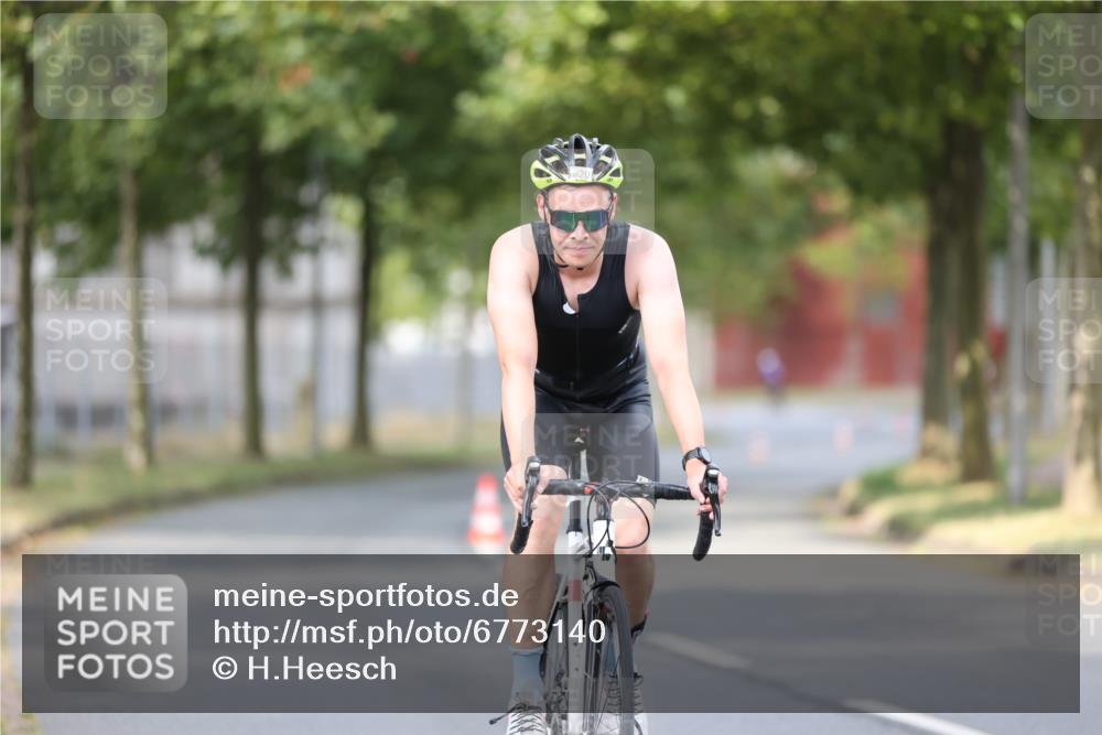 11.08.2024 - GEWOBA Citytriathlon Bremen H.Heesch http://msf.ph/oto/6773140 11.08.2024 11:39:56 Radfahren 744, 807, 820, 878 meine-sportfotos.de