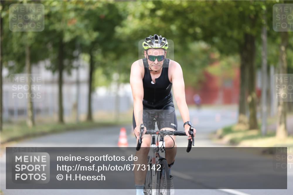 11.08.2024 - GEWOBA Citytriathlon Bremen H.Heesch http://msf.ph/oto/6773142 11.08.2024 11:39:56 Radfahren 744, 807, 820, 878 meine-sportfotos.de