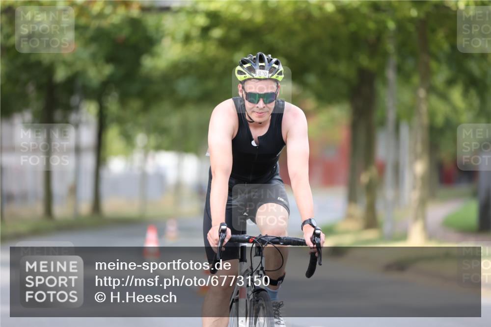 11.08.2024 - GEWOBA Citytriathlon Bremen H.Heesch http://msf.ph/oto/6773150 11.08.2024 11:39:57 Radfahren 744, 807, 820, 878 meine-sportfotos.de