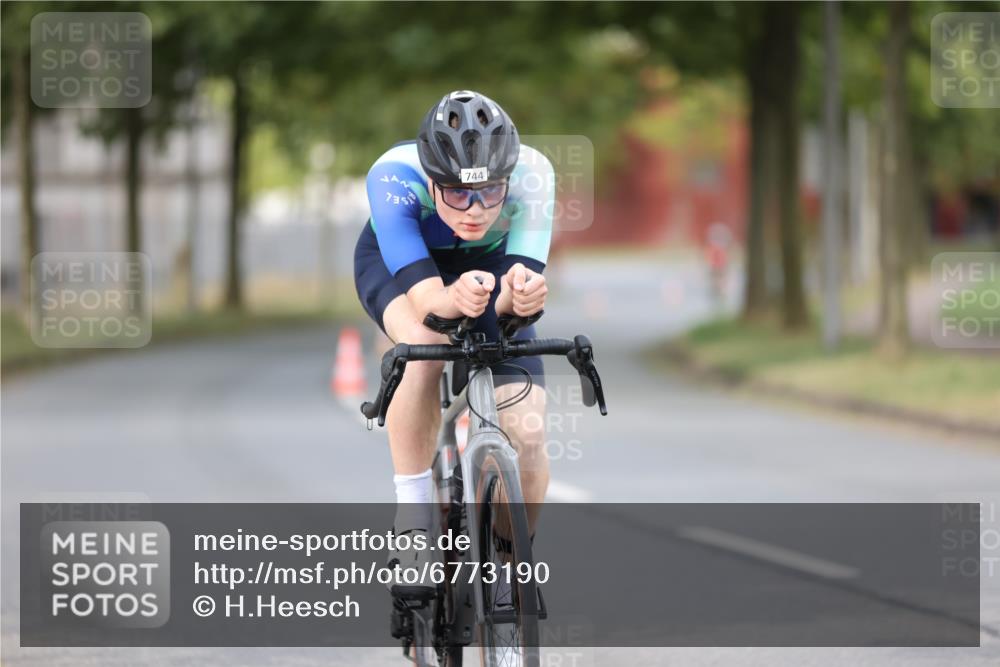 11.08.2024 - GEWOBA Citytriathlon Bremen H.Heesch http://msf.ph/oto/6773190 11.08.2024 11:40:06 Radfahren 744, 807, 820, 858 meine-sportfotos.de