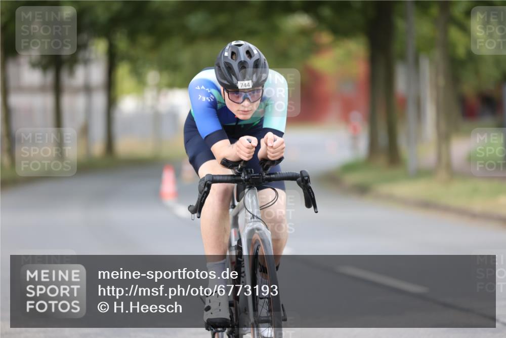11.08.2024 - GEWOBA Citytriathlon Bremen H.Heesch http://msf.ph/oto/6773193 11.08.2024 11:40:06 Radfahren 744, 807, 820, 858 meine-sportfotos.de
