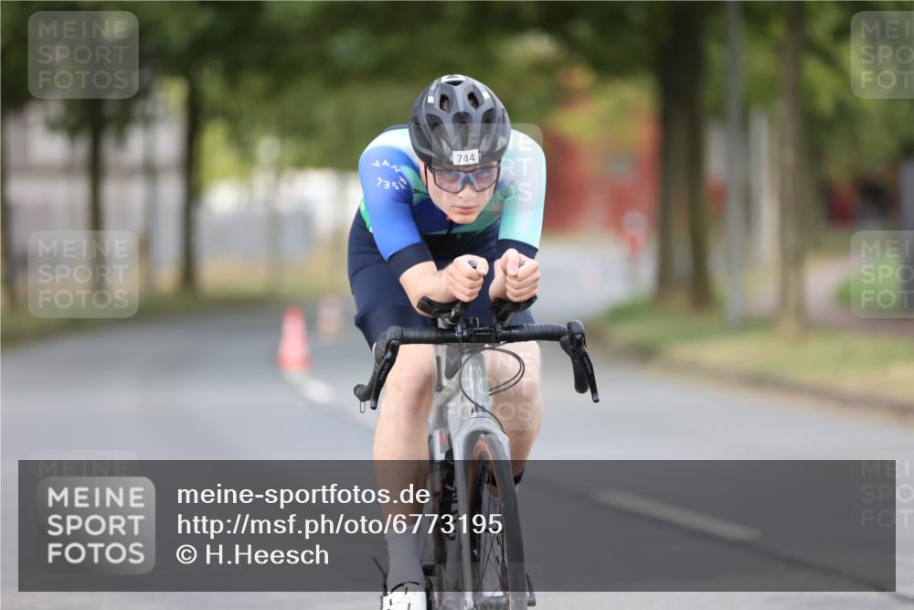 11.08.2024 - GEWOBA Citytriathlon Bremen H.Heesch http://msf.ph/oto/6773195 11.08.2024 11:40:06 Radfahren 744, 807, 820, 858 meine-sportfotos.de