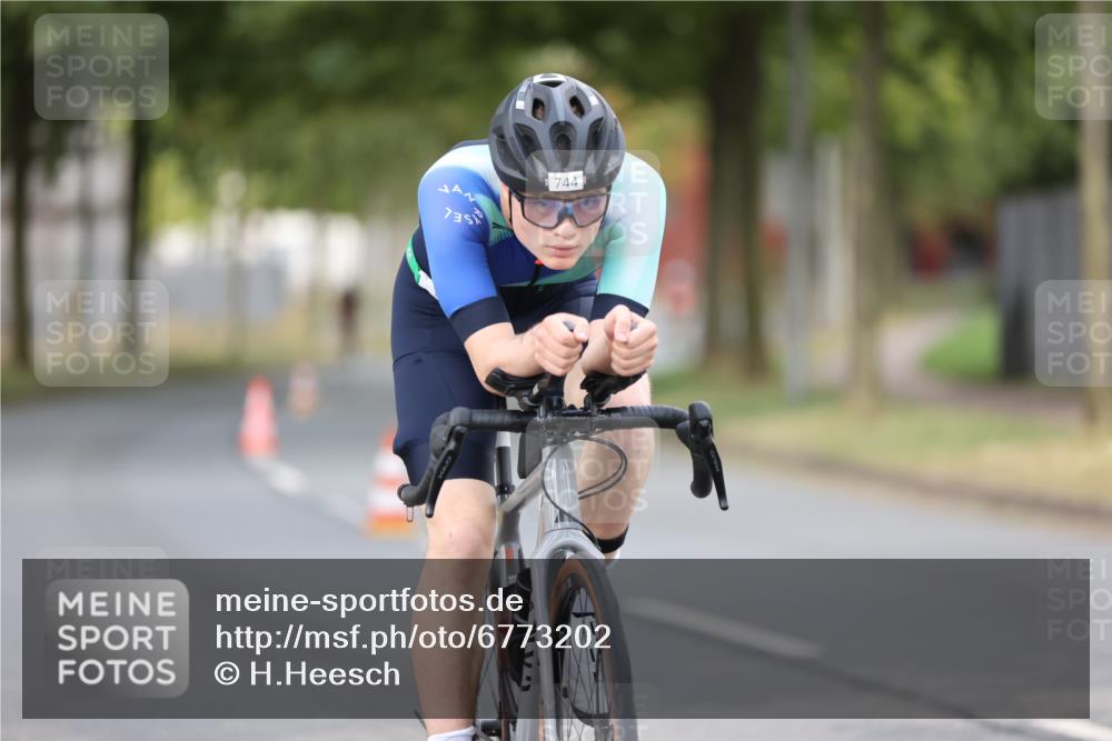 11.08.2024 - GEWOBA Citytriathlon Bremen H.Heesch http://msf.ph/oto/6773202 11.08.2024 11:40:06 Radfahren 744, 807, 820, 858 meine-sportfotos.de