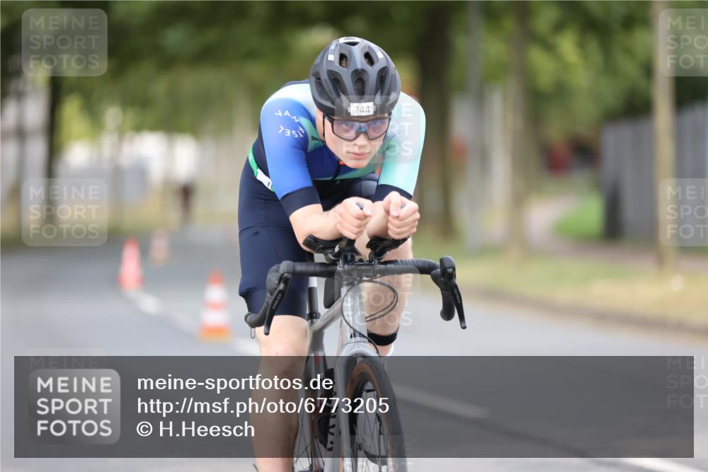11.08.2024 - GEWOBA Citytriathlon Bremen H.Heesch http://msf.ph/oto/6773205 11.08.2024 11:40:06 Radfahren 744, 807, 820, 858 meine-sportfotos.de